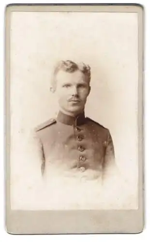 Fotografie Friedrich Weber, Halle a. S., Ludwig Wuchererstr. 44, Junger Soldat in Uniform des Rgt. 36