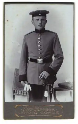 Fotografie F. von Manger, Leipzig-Gohlis, Breitenfelderstrasse 40, Soldat in Uniform Rgt. 19 mit Degen und Portepee