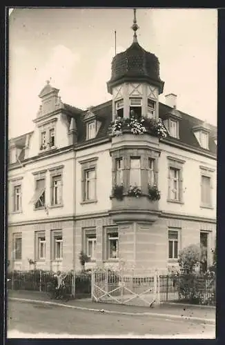 Foto-AK Breslau, Wohngebäude mit bepflanzten Fenstern