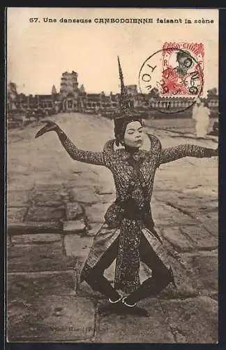 AK Cambodge / Kambodscha, Une Danseuse faisant la scène