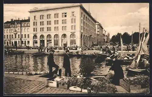 AK Helsingfors /Helsinki, belebte Hafenpartie mit Handelswaren