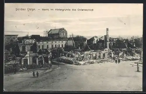 AK Soldau /Ostpr., Markt, Im Hintergrunde das Ordensschloss