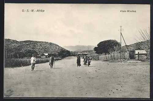 AK Klein-Windhuk, Strasse mit Feldern