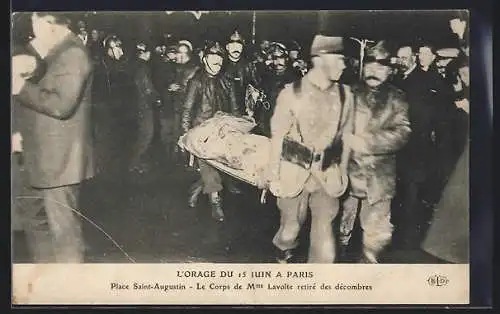 AK Paris, Place Saint-Augustin, Le Corps de Mme Lavolte retiré des décombres