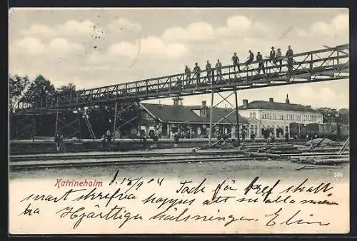 AK Katrineholm, Bahnhof mit Brücke über den Gleisen