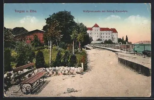 AK Torgau a. Elbe, Wallpromenade mit Schloss Hartenfels