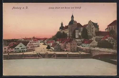 AK Neuburg a. D., Untere Stadt mit Donau und Schloss