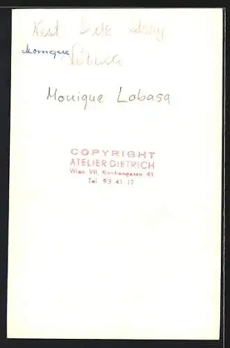 AK Musikerin Monique Lobasa mit kurzem Haar und markanten Ohrringen, mit Autograph