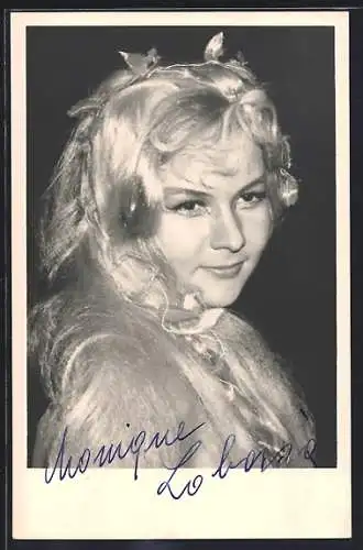 AK Musikerin Monique Lobasa mit blonden Haaren, mit Autograph