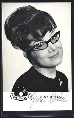 AK Musikerin Gina Dobra mit markanter Brille und hochgestecktem Haar, mit Autograph