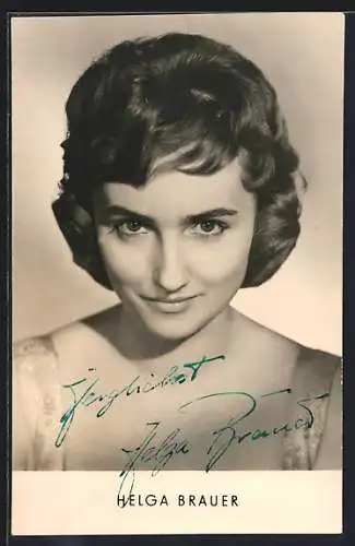 AK Musikerin Helga Brauer mit aufmerksamem Blick in Frontalaufnahme, Autograph