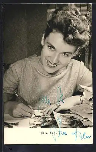 AK Musikerin Julia Axen beim Unterschreiben von Autogrammkarten, mit Autograph