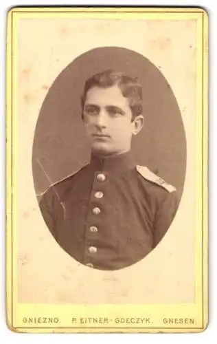 Fotografie O. Eitner-Gdeczyk, Gnesen, Junger Soldat in Uniform mit weissen Schulterklappen Rgt. 49