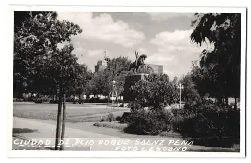 Fotografie Lescano, Presidencia Roque Saenz Pena, Ansicht Presidencia Roque Saenz Pena, Park mit Denkmal