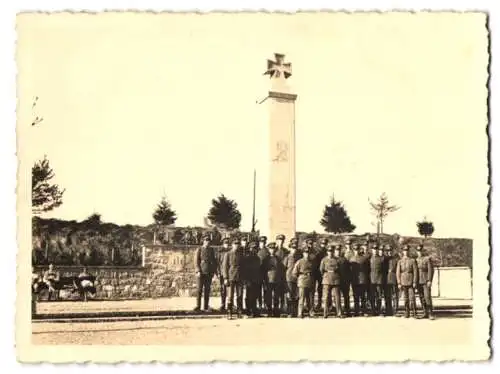 Fotografie unbekannter Fotograf, Ansicht Kempten, Jäger Karl Hänsler & Kameraden am Kriegerdenkmal