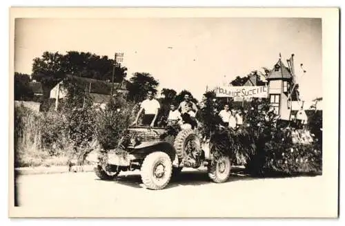 Fotografie unbekannter Fotograf, Ansicht Villiers-le-Bois, Festwagen mit Windmühle Moulinde de Suzette, Windmill