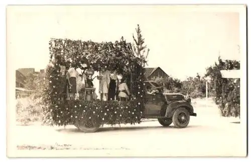 Fotografie unbekannter Fotograf, Ansicht Villiers-le-Bois, Lastwagen für Festumzug geschmückt