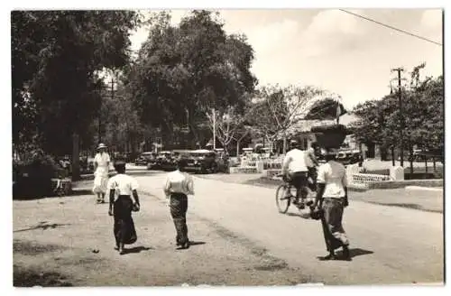 Fotografie unbekannter Fotograf, Ansicht Bali / Indonesien, Einheimische & Fahrradfahrer