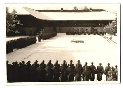 Fotografie unbekannter Fotograf, Ansicht Sonthofen, Soldaten beim Appell auf der Ordensburg