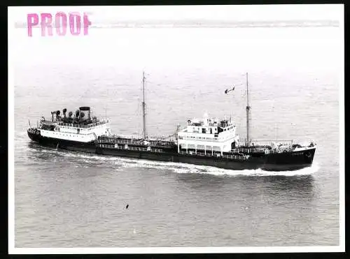 Fotografie Tankschiff / Tanker Fragum vor Küstenlandschaft