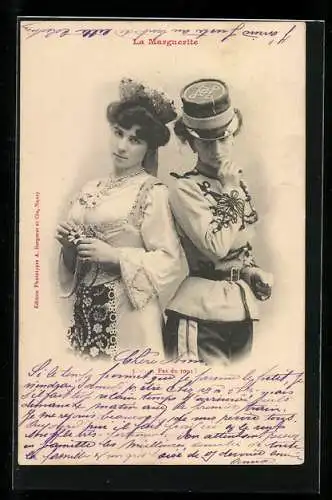 AK La Marguerite, Dame festlich gekleidet & Dame in Husaren-Uniform