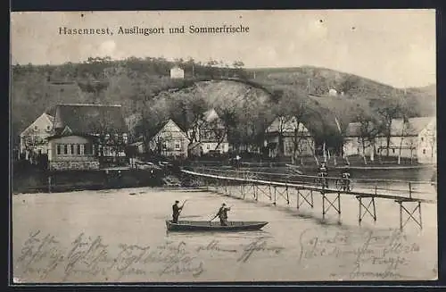 AK Limmritz i. Sa., Gasthof Hasennest, Panorama mit Brücke vom Wasser aus, Bootspartie