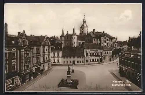 AK Meerane i. Sa., Bismarckplatz mit Statue und Strasse aus der Vogelschau