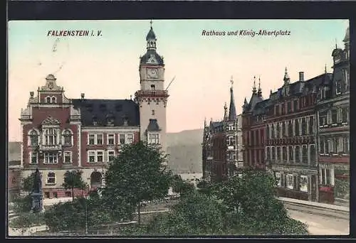 AK Falkenstein i. V., Rathaus und König-Albertplatz aus der Vogelschau, mit Strasse u. Geschäftshäusern