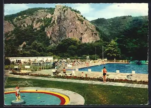 AK Bad Münster am Stein, Thermalschwimmbad mit Blick auf den Rheingrafenstein