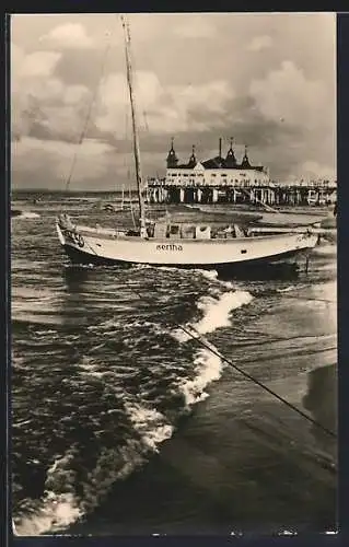 AK Ahlbeck / Seebad, Seebrücke mit Boot Hertha