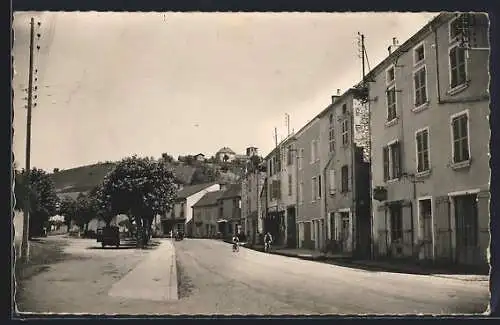 AK Iguerande /S.-et-L., La Place et la Grande Rue