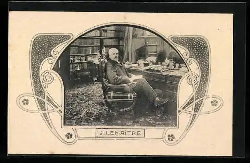 AK J. Lemaitre sitzt am Schreibtisch
