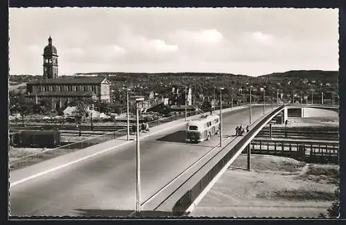 AK Pforzheim /Schwarzwald, Nordstadtbrücke mit Kirche