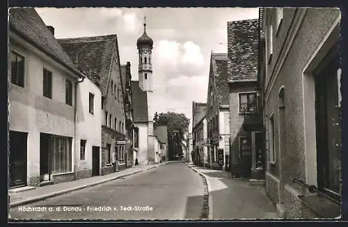 AK Höchstädt a. d. Donau, Friedrich von Teck-Strasse mit Kirche