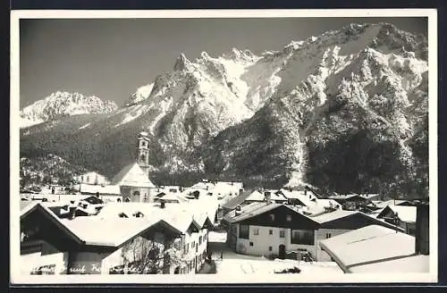 AK Mittenwald /Bayern, Ortspartie mit Kirche im Schnee