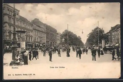 AK Berlin, Passanten und Litfasssäule Unter den Linden