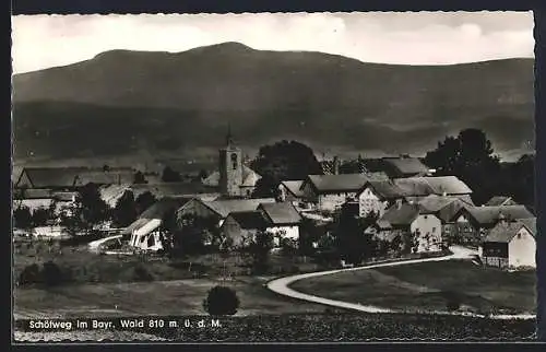 AK Schöfweg /Bay., Gesamtansicht mit Landstrasse und Bergpanorama