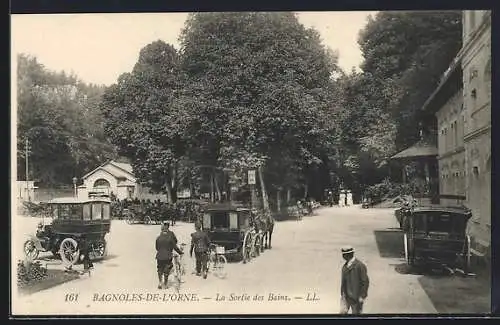 AK Bagnoles-de-l`Orne, La Sortie des Bains