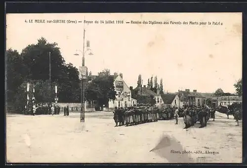 AK Le Mesle-sur-Sarthe, Revue du 14 juillet 1916, Remise des Diplòmes aux Parents des Morts pour la Patrie, Hotel Poste