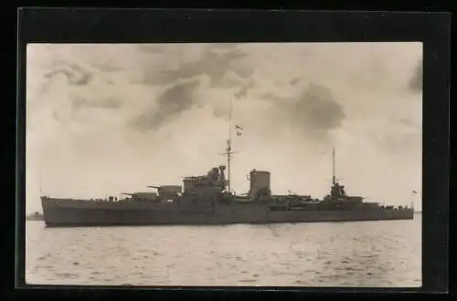 AK Kriegsschiff HMS Leander nahe der Küste