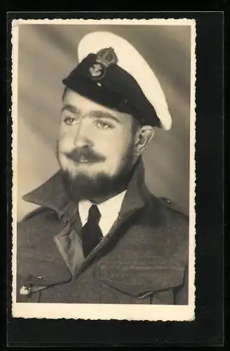 AK Britischer Kapitän eines Kriegsschiffes mit Kapitänsmütze