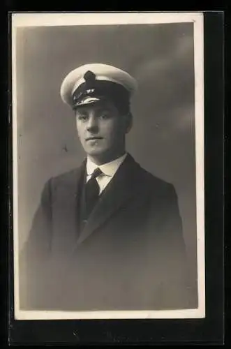 AK Kapitän eines britischen Kriegsschiffes mit Kapitänsmütze
