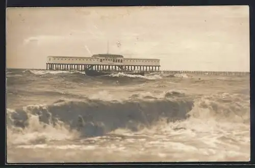 Foto-AK Cuxhaven, Badeanstalt bei Sturmflut, Unwetter