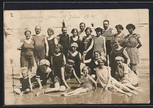 Foto-AK Zinnowitz, Männer und Frauen mit Kindern im Badeanzug 1914