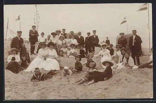 Foto-AK Damme /Ostsee, Gruppe von Männern und Frauen mit Kindern am Strand 1919