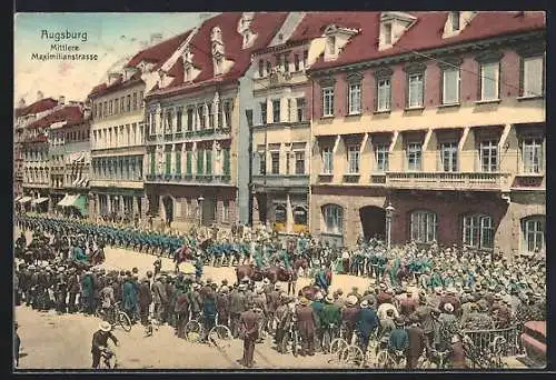 AK Augsburg, Mittlere Maximilianstrasse mit Soldatenparade