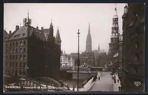 AK Hamburg, Feihafenpartie mit Nicolai- und Katharinenkirche