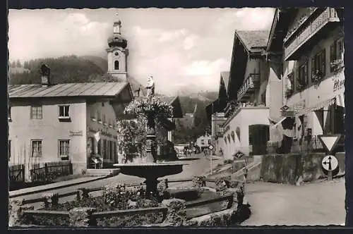 AK Oberaudorf /Inn, Strassenpartie mit Geschäften und Marienbrunnen