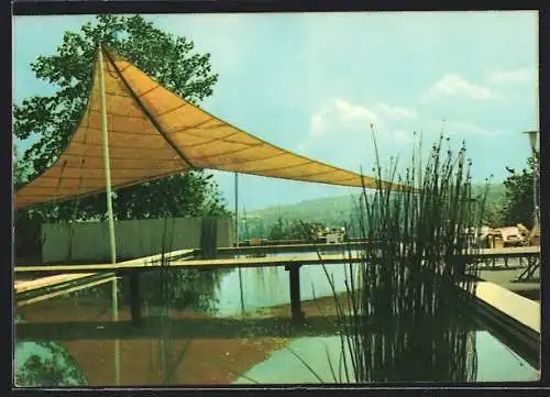 AK Erfurt, Internationale Gartenbau-Ausstellung der DDR, Wasserbecken mit Sonnensegel