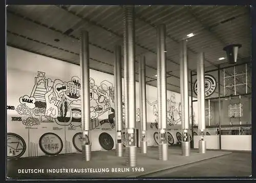 AK Berlin, Deutsche Industrie-Ausstellung 1968, Innenansicht, Wandbild Kalkverarbeitung